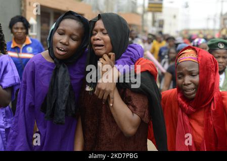 Mitglieder der katholischen Kirche „Unsere Liebe Frau vom heiligen Rosenkranz“ halten zum Karfreitag in Ogba, Ikeja, Lagos, Nigeria, am 15. April 2022. Karfreitag ist der Tag, an dem Christen des Leidens und der Kreuzigung Jesu Christi gedenken. Der Tag konzentriert sich auf die Leidenschaft und den Tod Jesu. Foto von Adekunle Ajayi (Foto von Adekunle Ajayi/NurPhoto) Stockfoto