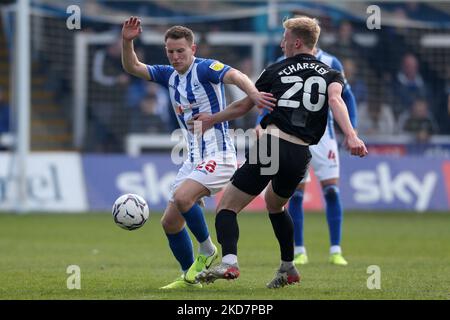 Bryn Morris von Hartlepool United kämpft während des Sky Bet League 2-Spiels zwischen Hartlepool United und Port Vale am Freitag, dem 15.. April 2022, im Victoria Park in Hartlepool um den Besitz mit Harry Charsley von Port Vale. (Foto von Mark Fletcher/MI News/NurPhoto) Stockfoto