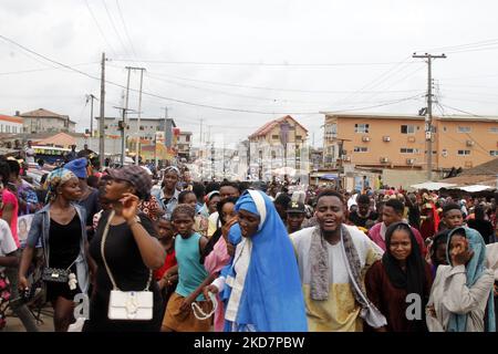 Mitglieder der katholischen Kirche „Unsere Liebe Frau vom heiligen Rosenkranz“ halten zum Karfreitag in Ogba, Ikeja, Lagos, Nigeria, am 15. April 2022. Karfreitag ist der Tag, an dem Christen des Leidens und der Kreuzigung Jesu Christi gedenken. Der Tag konzentriert sich auf die Leidenschaft und den Tod Jesu. Foto von Adekunle Ajayi (Foto von Adekunle Ajayi/NurPhoto) Stockfoto