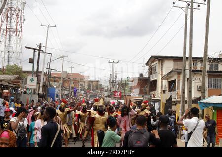 Mitglieder der katholischen Kirche „Unsere Liebe Frau vom heiligen Rosenkranz“ halten zum Karfreitag in Ogba, Ikeja, Lagos, Nigeria, am 15. April 2022. Karfreitag ist der Tag, an dem Christen des Leidens und der Kreuzigung Jesu Christi gedenken. Der Tag konzentriert sich auf die Leidenschaft und den Tod Jesu. Foto von Adekunle Ajayi (Foto von Adekunle Ajayi/NurPhoto) Stockfoto