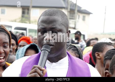 Mitglieder der katholischen Kirche „Unsere Liebe Frau vom heiligen Rosenkranz“ halten zum Karfreitag in Ogba, Ikeja, Lagos, Nigeria, am 15. April 2022. Karfreitag ist der Tag, an dem Christen des Leidens und der Kreuzigung Jesu Christi gedenken. Der Tag konzentriert sich auf die Leidenschaft und den Tod Jesu. Foto von Adekunle Ajayi (Foto von Adekunle Ajayi/NurPhoto) Stockfoto