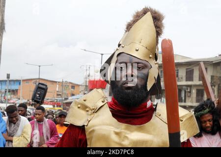 Mitglieder der katholischen Kirche „Unsere Liebe Frau vom heiligen Rosenkranz“ halten zum Karfreitag in Ogba, Ikeja, Lagos, Nigeria, am 15. April 2022. Karfreitag ist der Tag, an dem Christen des Leidens und der Kreuzigung Jesu Christi gedenken. Der Tag konzentriert sich auf die Leidenschaft und den Tod Jesu. Foto von Adekunle Ajayi (Foto von Adekunle Ajayi/NurPhoto) Stockfoto