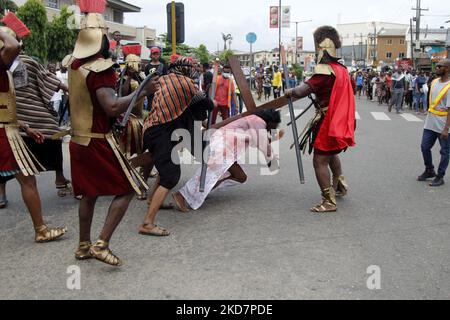 Mitglieder der katholischen Kirche „Unsere Liebe Frau vom heiligen Rosenkranz“ halten zum Karfreitag in Ogba, Ikeja, Lagos, Nigeria, am 15. April 2022. Karfreitag ist der Tag, an dem Christen des Leidens und der Kreuzigung Jesu Christi gedenken. Der Tag konzentriert sich auf die Leidenschaft und den Tod Jesu. Foto von Adekunle Ajayi (Foto von Adekunle Ajayi/NurPhoto) Stockfoto