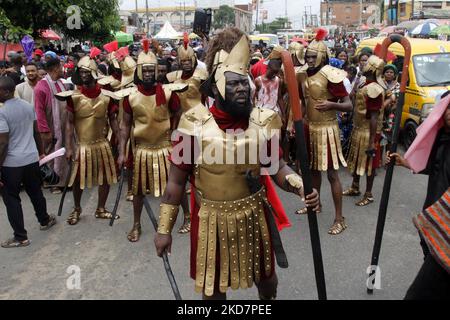 Mitglieder der katholischen Kirche „Unsere Liebe Frau vom heiligen Rosenkranz“ halten zum Karfreitag in Ogba, Ikeja, Lagos, Nigeria, am 15. April 2022. Karfreitag ist der Tag, an dem Christen des Leidens und der Kreuzigung Jesu Christi gedenken. Der Tag konzentriert sich auf die Leidenschaft und den Tod Jesu. Foto von Adekunle Ajayi (Foto von Adekunle Ajayi/NurPhoto) Stockfoto