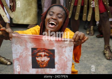 Mitglieder der katholischen Kirche „Unsere Liebe Frau vom heiligen Rosenkranz“ halten zum Karfreitag in Ogba, Ikeja, Lagos, Nigeria, am 15. April 2022. Karfreitag ist der Tag, an dem Christen des Leidens und der Kreuzigung Jesu Christi gedenken. Der Tag konzentriert sich auf die Leidenschaft und den Tod Jesu. Foto von Adekunle Ajayi (Foto von Adekunle Ajayi/NurPhoto) Stockfoto