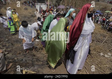 Frauen aus dem Stadtteil Santiago Zapotitlán in Tláhuac, Mexiko-Stadt, während der Darstellung des Leidens Christi während der Karwoche in der Hauptstadt. Nach christlicher Religion bezieht sich das Leiden Christi, auch Leiden Jesu genannt, auf die Qualen und Leiden, die Jesus von Nazareth durch sein Gebet im Garten Gethsemane (kurz bevor er gefangen genommen wurde) bis zu seinem Tod am Kreuz erlitten hat. (Foto von Gerardo Vieyra/NurPhoto) Stockfoto