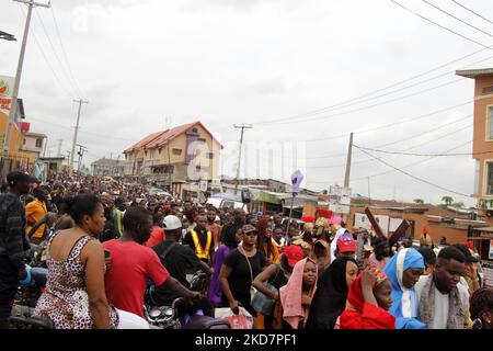 Mitglieder der katholischen Kirche „Unsere Liebe Frau vom heiligen Rosenkranz“ halten zum Karfreitag in Ogba, Ikeja, Lagos, Nigeria, am 15. April 2022. Karfreitag ist der Tag, an dem Christen des Leidens und der Kreuzigung Jesu Christi gedenken. Der Tag konzentriert sich auf die Leidenschaft und den Tod Jesu. Foto von Adekunle Ajayi (Foto von Adekunle Ajayi/NurPhoto) Stockfoto