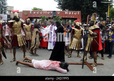 Mitglieder der katholischen Kirche „Unsere Liebe Frau vom heiligen Rosenkranz“ halten zum Karfreitag in Ogba, Ikeja, Lagos, Nigeria, am 15. April 2022. Karfreitag ist der Tag, an dem Christen des Leidens und der Kreuzigung Jesu Christi gedenken. Der Tag konzentriert sich auf die Leidenschaft und den Tod Jesu. Foto von Adekunle Ajayi (Foto von Adekunle Ajayi/NurPhoto) Stockfoto