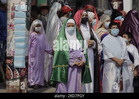 Frauen aus dem Stadtteil Santiago Zapotitlán in Tláhuac, Mexiko-Stadt, während der Darstellung des Leidens Christi während der Karwoche in der Hauptstadt. Nach christlicher Religion bezieht sich das Leiden Christi, auch Leiden Jesu genannt, auf die Qualen und Leiden, die Jesus von Nazareth durch sein Gebet im Garten Gethsemane (kurz bevor er gefangen genommen wurde) bis zu seinem Tod am Kreuz erlitten hat. (Foto von Gerardo Vieyra/NurPhoto) Stockfoto