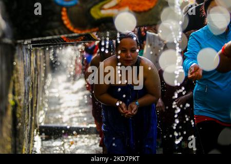 Nepalesische Anhänger nehmen während des Baisdhara-Mela-Vollmondfestivals in Kathmandu, Nepal, am 16. April 2022 heilige Bäder von 22 Steinausbrüchen ein. Tausende von Anhängern versammelten sich in 22 Wasserausbrüchen in Balaju zum heiligen Bad, um sie für ihre spirituelle Reinigung und im Glauben an viele Krankheitsbehandlungen zu reinigen. (Foto von Sunil Pradhan/NurPhoto) Stockfoto