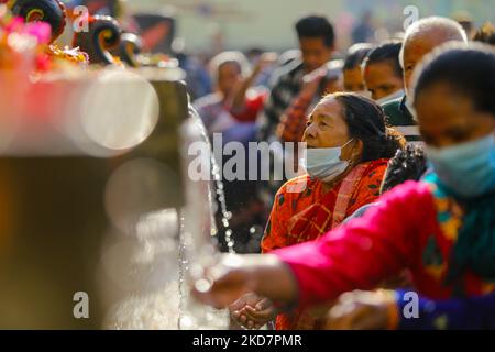 Nepalesische Anhänger nehmen während des Baisdhara-Mela-Vollmondfestivals in Kathmandu, Nepal, am 16. April 2022 heilige Bäder von 22 Steinausbrüchen ein. Tausende von Anhängern versammelten sich in 22 Wasserausbrüchen in Balaju zum heiligen Bad, um sie für ihre spirituelle Reinigung und im Glauben an viele Krankheitsbehandlungen zu reinigen. (Foto von Sunil Pradhan/NurPhoto) Stockfoto