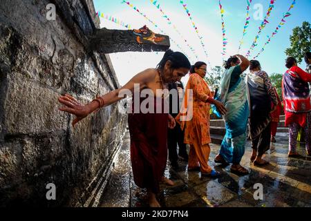 Nepalesische Anhänger nehmen während des Baisdhara-Mela-Vollmondfestivals in Kathmandu, Nepal, am 16. April 2022 heilige Bäder von 22 Steinausbrüchen ein. Tausende von Anhängern versammelten sich in 22 Wasserausbrüchen in Balaju zum heiligen Bad, um sie für ihre spirituelle Reinigung und im Glauben an viele Krankheitsbehandlungen zu reinigen. (Foto von Sunil Pradhan/NurPhoto) Stockfoto