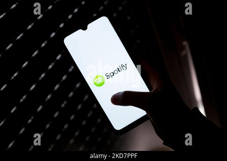 In dieser Abbildung ist ein Spotify-Logo zu sehen, das am 16. April 2022 auf einem Smartphone-Bildschirm in Athen, Griechenland, zu sehen ist. (Foto von Nikolas Kokovlis/NurPhoto) Stockfoto