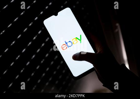 In dieser Fototafel ist ein eBay-Logo zu sehen, das am 16. April 2022 auf einem Smartphone-Bildschirm in Athen, Griechenland, zu sehen ist. (Foto von Nikolas Kokovlis/NurPhoto) Stockfoto