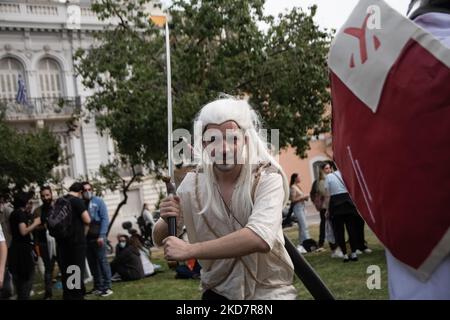 Cosplayer, die als ihre Lieblingsfiguren verkleidet sind, stehen für ein Foto während des Comicdom Con Festivals, einem dreitägigen Comic-Festival, das am 16. April 2022 auf der Hellenic American Union in Athen, Griechenland, stattfand. (Foto von Nikolas Kokovlis/NurPhoto) Stockfoto