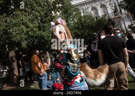 Cosplayer, die als ihre Lieblingsfiguren verkleidet sind, stehen für ein Foto während des Comicdom Con Festivals, einem dreitägigen Comic-Festival, das am 16. April 2022 auf der Hellenic American Union in Athen, Griechenland, stattfand. (Foto von Nikolas Kokovlis/NurPhoto) Stockfoto