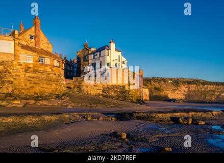 Robin Hoods Bay vom Strand bei Ebbe. Dies ist der Start / das Ziel des Coast-to-Coast Walk. Dieses Küstendorf ist bei Urlaubern beliebt. Stockfoto