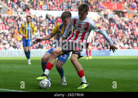 Jack Clarke von Sunderland tritt gegen Joshua Daniels von Shrewbury Town während des Spiels der Sky Bet League 1 zwischen Sunderland und Shrewsbury Town im Stadium of Light, Sunderland, am Freitag, den 15.. April 2022 an. (Foto von Michael Driver/MI News/NurPhoto) Stockfoto