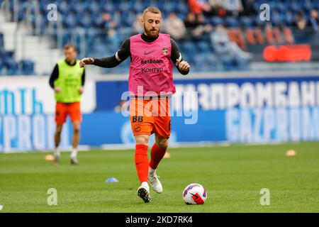 Rafal Augustyniak von Ural in Aktion beim Warm-up vor dem Spiel der russischen Premier League zwischen dem FC Zenit Saint Petersburg und dem FC Ural Jekaterinburg am 16. April 2022 in der Gazprom Arena in Sankt Petersburg, Russland. (Foto von Mike Kireev/NurPhoto) Stockfoto