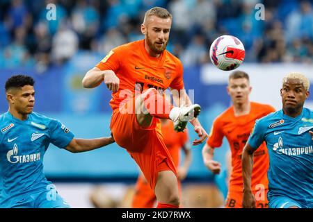 Douglas Santos (L) und Wilmar Barrios (R) von Zenit St. Petersburg im Kampf gegen Rafal Augustyniak von Ural während des Spiels der russischen Premier League zwischen dem FC Zenit St. Petersburg und dem FC Ural Jekaterinburg am 16. April 2022 in der Gazprom Arena in St. Petersburg, Russland. (Foto von Mike Kireev/NurPhoto) Stockfoto