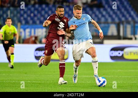 Ciro immobile (SS Lazio) Gleison Bremer (Turin FC) während der Italienischen Fußball-Liga Ein 2021/2022-Spiel zwischen SS Lazio und turin FC im Olimpic Stadium in Rom am 16. April 2022. (Foto von Fabrizio Corragetti/LiveMedia/NurPhoto) Stockfoto