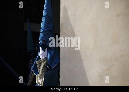 Ein Büßer der Bruderschaft Santa Maria de la Alhambra, der am Karsamstag in Granada, Spanien, am 16. April 2022 in blauer Kleidung gekleidet war. Die Karwoche kehrt nach Spanien mit den traditionellen Prozessionen auf den Straßen zurück, nachdem sie zwei Jahre lang aufgrund der Coronavirus-Pandemie unterbrochen wurde. (Foto von Ãlex CÃ¡mara/NurPhoto) Stockfoto