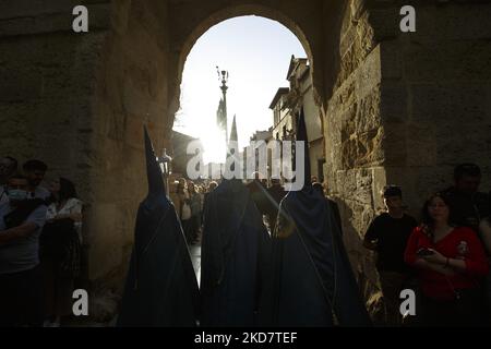 Büßer der Bruderschaft Santa Maria de la Alhambra gehen am Karsamstag in Granada, Spanien, am 16. April 2022 durch die Puerta de las Granadas in der Nähe des Monuments der Alhambra. Die Karwoche kehrt nach Spanien mit den traditionellen Prozessionen auf den Straßen zurück, nachdem sie zwei Jahre lang aufgrund der Coronavirus-Pandemie unterbrochen wurde. (Foto von Ãlex CÃ¡mara/NurPhoto) Stockfoto