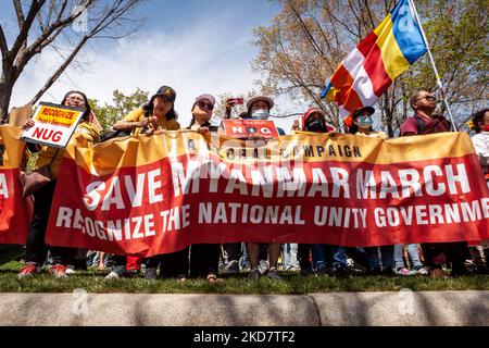 Die Menschen nehmen an einer Demonstration im Weißen Haus Teil, die den ersten Jahrestag der Regierung der Nationalen Einheit in Myanmar anläßlich des 1. Jahrestages der Gründung der Regierung der Nationalen Einheit anläßlich des 1. (Foto von Allison Bailey/NurPhoto) Stockfoto