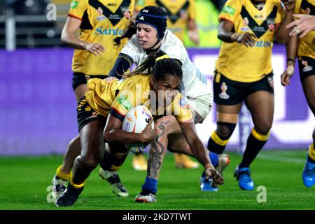 Martha Molowia aus Papua-Neuguinea punktet während des Spiels der Frauen-Rugby-League-Weltmeisterschaft der Gruppe A im MKM-Stadion Kingston upon Hull. Bilddatum: Samstag, 5. November 2022. Stockfoto