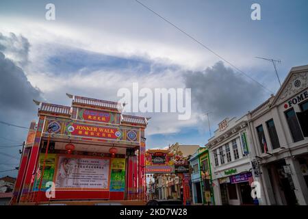 Melaka, Malaysia - Aug 25, 2022 die Jonker Street in der Chinatown-Nachbarschaft Melaka ist voll von Touristen, Geschäften und Restaurants. Stockfoto