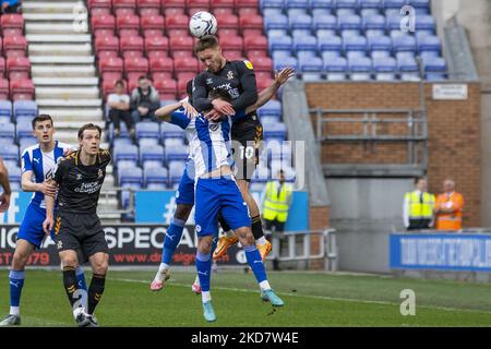 Der Stürmer Sam Smith (10) aus Cambridge United gewinnt während des Spiels der Sky Bet League 1 zwischen Wigan Athletic und Cambridge United am Samstag, dem 16.. April 2022, im DW Stadium in Wigan einen Kopfball. (Foto von Mike Morese/MI News/NurPhoto) Stockfoto