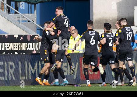 Der Stürmer Sam Smith (10) aus Cambridge United feiert sein Tor und erreicht es 0-2 während des Sky Bet League 1-Spiels zwischen Wigan Athletic und Cambridge United am Samstag, dem 16.. April 2022 im DW Stadium, Wigan. (Foto von Mike Morese/MI News/NurPhoto) Stockfoto