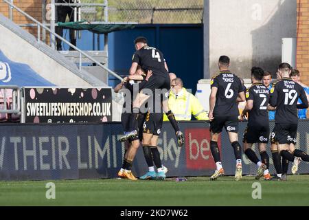 Der Stürmer Sam Smith (10) aus Cambridge United feiert sein Tor und erreicht es 0-2 während des Sky Bet League 1-Spiels zwischen Wigan Athletic und Cambridge United am Samstag, dem 16.. April 2022 im DW Stadium, Wigan. (Foto von Mike Morese/MI News/NurPhoto) Stockfoto