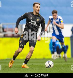 Der Stürmer Sam Smith (10) von Cambridge United während des Spiels der Sky Bet League 1 zwischen Wigan Athletic und Cambridge United im DW Stadium, Wigan, am Samstag, dem 16.. April 2022. (Foto von Mike Morese/MI News/NurPhoto) Stockfoto