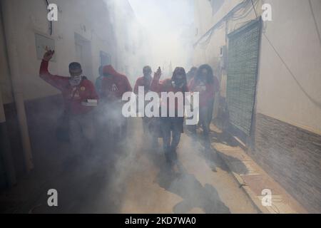 Mitglieder der Bruderschaft Nino Resucitado werfen am Ostersonntag in Cullar Vega, einer kleinen Stadt in Granada, Spanien, am 17. April 2022 Feuerwerkskörper. Die Karwoche kehrt nach Spanien mit den traditionellen Prozessionen auf den Straßen zurück, nachdem sie zwei Jahre lang aufgrund der Coronavirus-Pandemie unterbrochen wurde. (Foto von Álex Cámara/NurPhoto) Stockfoto