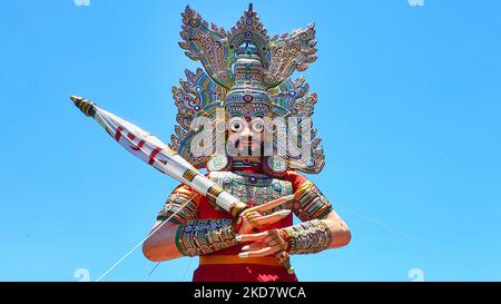 Riesige Idole der Pandavas, die am östlichen Eingang des historischen Sree Padmanabhaswamy-Tempels während des Panguni Utsavam (Painkuni Utsavam)-Festivals in Thiruvananthapuram (Trivandrum), Kerala, Indien, am 15. April 2022 errichtet wurden. Der über 260 Jahre alte Tempel wurde kürzlich ins Rampenlicht gerückt, nachdem Goldmünzen und Edelsteine im Wert von 500 Milliarden Rupien (11,2 Milliarden US-Dollar) in seinen Gewölben gefunden wurden. Die großen Idole der Pandavas sind aus Holz und Fiberglas gefertigt und repräsentieren Yudhisthira, Bhima, Arjuna, Nakula und Sahadeva. Sie sind mit verschlungenen Gesichtern mit gewölbtem Auge verziert Stockfoto