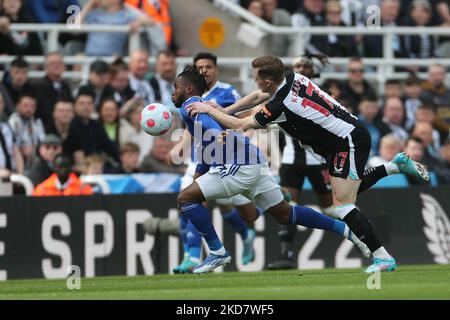 Emil Krafth von Newcastle United fouls Ademola Lookman von Leicester City während des Premier League-Spiels zwischen Newcastle United und Leicester City im St. James's Park, Newcastle am Sonntag, dem 17.. April 2022. (Foto von Mark Fletcher/MI News/NurPhoto) Stockfoto