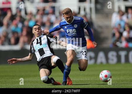 Miguel Almiron von Newcastle United kämpft während des Premier League-Spiels zwischen Newcastle United und Leicester City im St. James's Park, Newcastle am Sonntag, den 17.. April 2022, um den Besitz mit der Kiernan Dewsbury-Hall von Leicester City. (Foto von Mark Fletcher/MI News/NurPhoto) Stockfoto