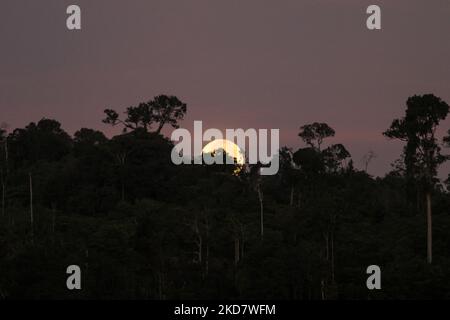 Die Ansicht des Supermondes, der bei Sonnenaufgang gesehen wird, auch bekannt als der superrosa Mond, ist am Himmel über dem Mount Salak Gebiet, North Aceh, am 17. April 2022, in der Provinz Aceh, zu sehen. Indonesien. (Foto von Fachrul Reza/NurPhoto) Stockfoto