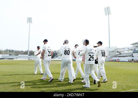 Scott Borthwick aus Durham führt sein Team vor dem Spiel LV= County Championship Division 2 zwischen dem Durham County Cricket Club und dem Leicestershire County Cricket Club am Sonntag, dem 17.. April 2022, in Emirates Riverside, Chester le Street, ins Spielfeld. (Foto von will Matthews/MI News/NurPhoto) Stockfoto