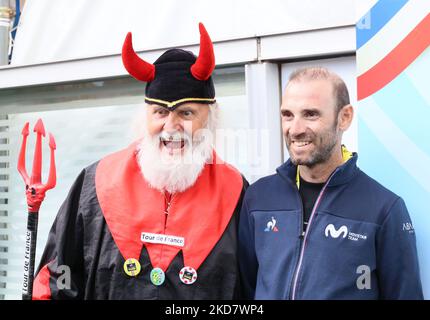 Saitama, Japan. 5.. November 2022. Der deutsche Radsportfan Didi (L) und der spanische Radsportler Alejandro Valverde (R) von Movistar posieren für Fotos bei einer Veranstaltung einen Tag vor dem Saitama-Kriterium der Tour de France in Saitama, einem Vorort von Tokio am Samstag, dem 5. November 2022. Valverde wird nach dem Rennen seinen professionellen Träger schließen. Quelle: Yoshio Tsunoda/AFLO/Alamy Live News Stockfoto