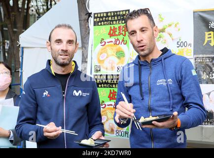 Saitama, Japan. 5.. November 2022. Der spanische Radfahrer Alejandro Valverde (L) von Movistar und der italienische Radfahrer Vincenco Nibali (R) von Astana essen am Samstag, den 5. November 2022, bei einer Veranstaltung am Vorabend des Saitama-Kriteriums der Tour de France in Saitama, einem Vorort von Tokio, gedämpfte Knödel. Valverde und Nibali werden nach dem Rennen ihre professionelle Fluggesellschaft schließen. Quelle: Yoshio Tsunoda/AFLO/Alamy Live News Stockfoto