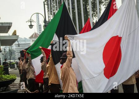 Scout-Mitglieder heben am 18. April 2022 die Flagge der asiatisch-afrikanischen Konferenzmitglieder in Gedung Merdekap, Bandung, West Java, Indonesien. Das Museum der Asian-African Conference hob beim 67.. Jahrestag der Asian-African Conference die Flaggen von 109 souveränen Nationen, die an der Konferenz 1955 teilnehmen, und die united Nation Flagge mit dem Thema "Recover Together, Recover Stronger". (Foto von Algi Febri Sugita/NurPhoto) Stockfoto