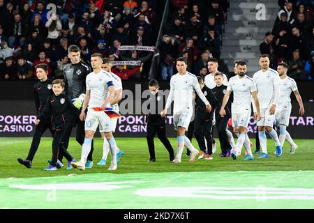 Spieler der FCSB, die für das Spiel gegen CFR Cluj, rumänische Liga 1, Dr. Constantin Radulescu Stadium, Cluj-Napoca, Rumänien, 17 Apriil 2022 auf dem Platz antreten (Foto: Flaviu Buboi/NurPhoto) Stockfoto