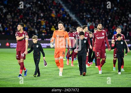 Spieler des CFR Cluj, die zum Spiel gegen die FCSB, die rumänische Liga 1, das Stadion Dr. Constantin Radulescu, Cluj-Napoca, Rumänien, 17 Apriil 2022 auf dem Platz antreten (Foto: Flaviu Buboi/NurPhoto) Stockfoto