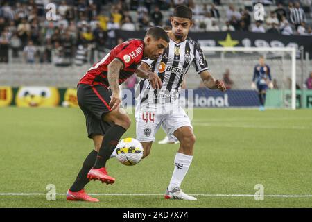 Athletico PR gegen Atlético MG- Brasilianische Liga Serie A 2022 - Runde 2 - Spieler David Terans von Athletico PR streitet sich gegen den Spieler Nacho von Atlético MG während des Spiels zwischen Athletico PR und Atlético MG für die Brasilianische Liga Serie A 2022 - Runde 2 in der Arena da Baixada Stadion in Curitiba-Pr. (Foto von Gabriel Machado/NurPhoto) Stockfoto