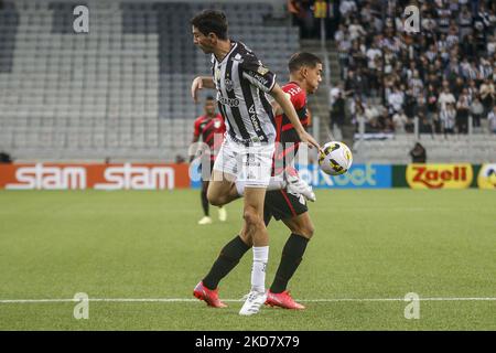 Athletico PR gegen Atlético MG- Brasilianische Liga Serie A 2022 - Runde 2 - Spieler David Terans von Athletico PR streitet sich gegen den Spieler Nacho von Atlético MG während des Spiels zwischen Athletico PR und Atlético MG für die Brasilianische Liga Serie A 2022 - Runde 2 in der Arena da Baixada Stadion in Curitiba-Pr. (Foto von Gabriel Machado/NurPhoto) Stockfoto