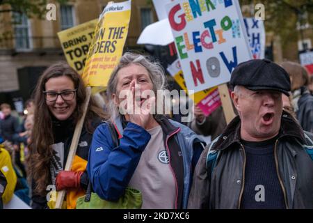 London, Großbritannien. 5. November 2022. Viele Gruppen schlossen sich der Volksversammlung gegen Austerität bei ihrem marsch um Westminster zu einer Kundgebung auf dem Trafalgar Square an. Sie sagen: „Großbritannien ist gebrochen“ und fordern jetzt eine Parlamentswahl! Unter den Demonstranten befanden sich viele Gewerkschafter, linke Gruppen und Anhänger der Labour-Partei, darunter Jeremy Corbyn und John McDonnell. Peter Marshall/Alamy Live News Stockfoto