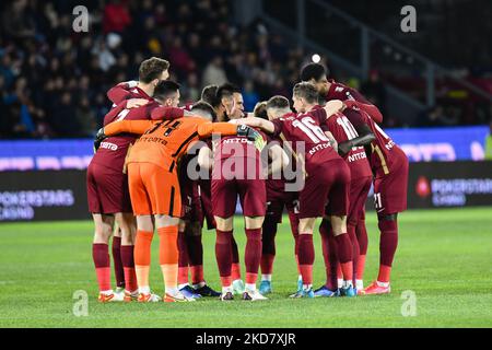 Spieler des CFR Cluj zu Beginn des Spiels CFR Cluj vs. FCSB, Rumänische Liga 1, Dr. Constantin Radulescu Stadium, Cluj-Napoca, Rumänien, 17. April 2022 (Foto: Flaviu Buboi/NurPhoto) Stockfoto