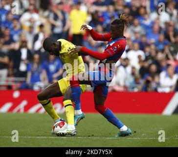 Chelsea's Antonio Rudiger teinerseits mit Crystal Palace's Wilfried Zaha während des FA Cup Halbfinales zwischen Crystal Palace und Chelsea im Wembley Stadium, London, UK 17. April , 2022 (Foto von Action Foto Sport/NurPhoto) Stockfoto